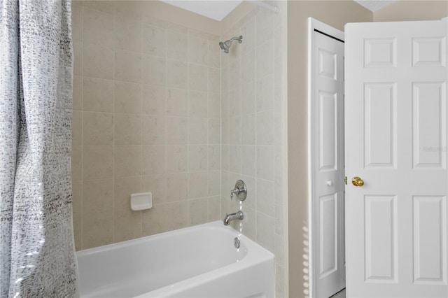 bathroom with tiled shower / bath combo