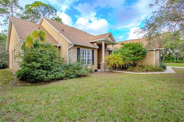 view of front of property featuring a front yard