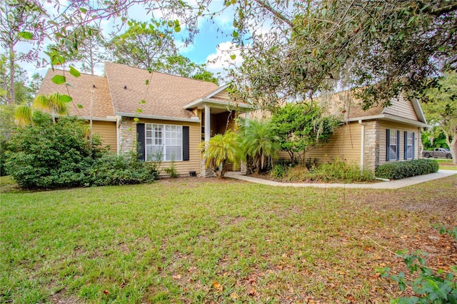 view of front of property featuring a front yard