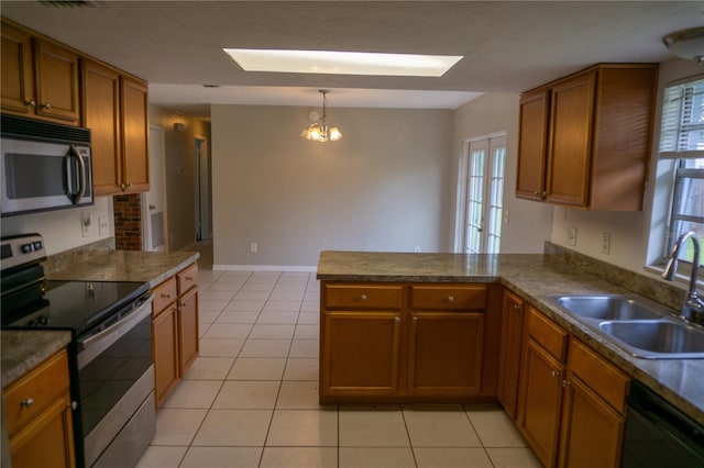 kitchen featuring kitchen peninsula, appliances with stainless steel finishes, sink, a notable chandelier, and light tile patterned flooring