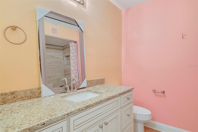 bathroom featuring a shower with curtain, vanity, and toilet