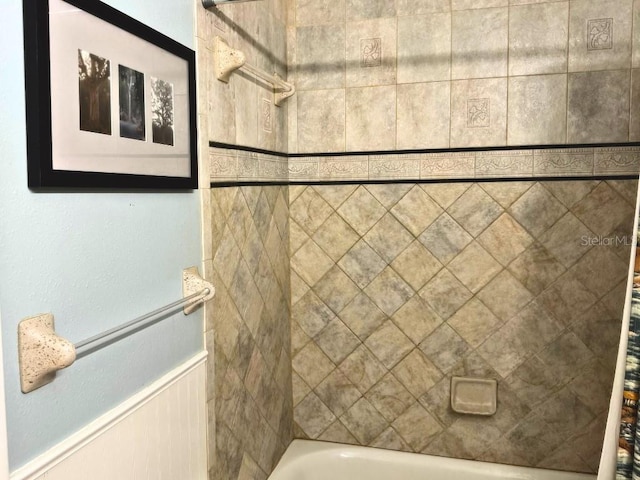 bathroom featuring tiled shower / bath combo