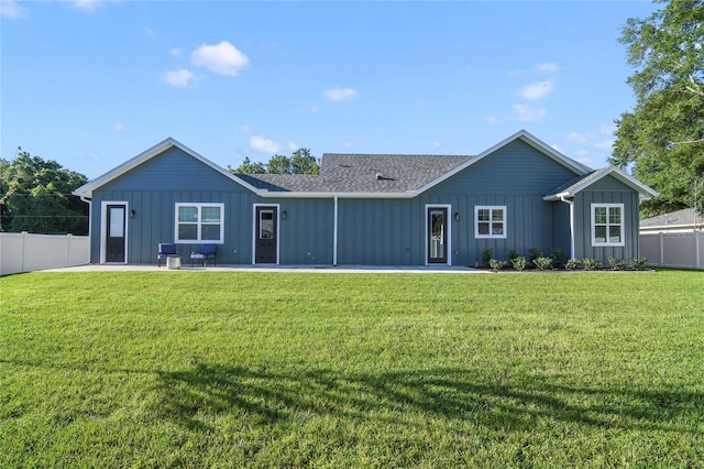 view of front of property featuring a patio and a front yard