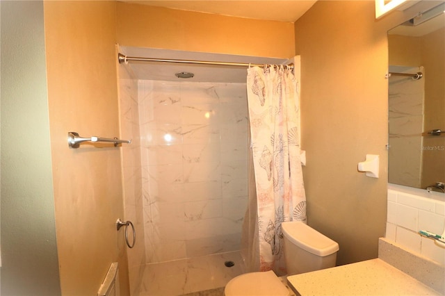 bathroom featuring a shower with curtain, vanity, and toilet