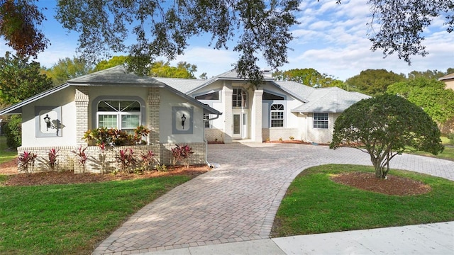 view of front of property featuring a front lawn