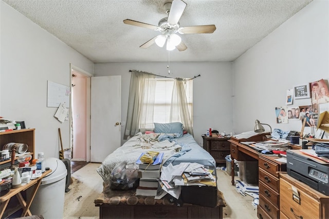 bedroom featuring ceiling fan and a textured ceiling