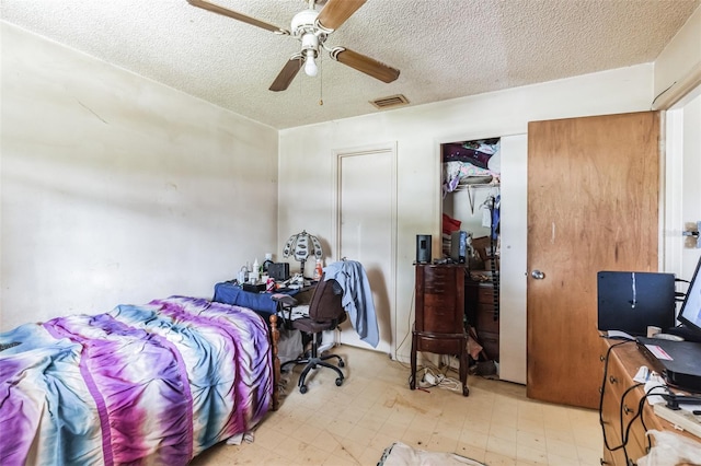 bedroom featuring ceiling fan and a textured ceiling