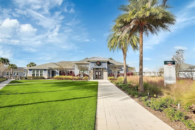 view of front of property featuring a front yard