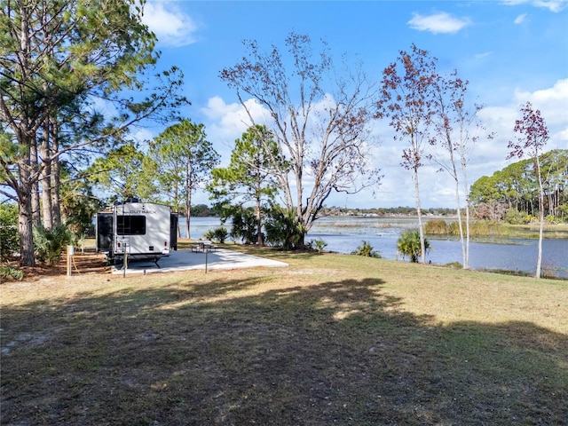 view of yard featuring a water view