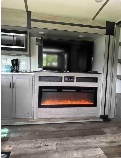 details with decorative backsplash and hardwood / wood-style floors