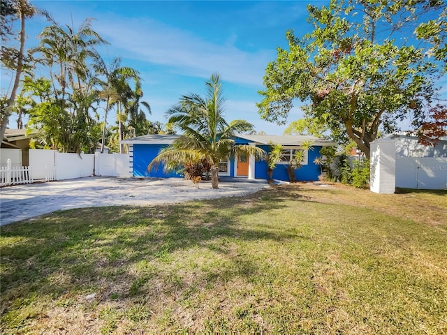 view of front of home featuring a front yard