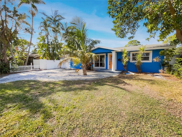 view of front of house featuring a front yard