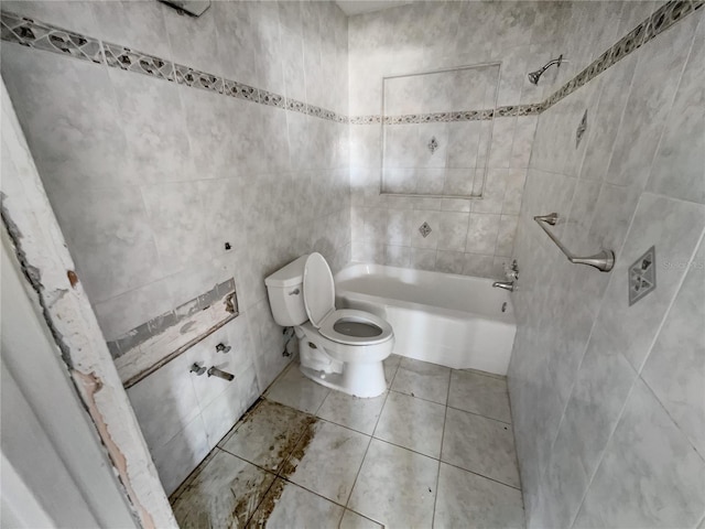 bathroom with tiled shower / bath combo and toilet