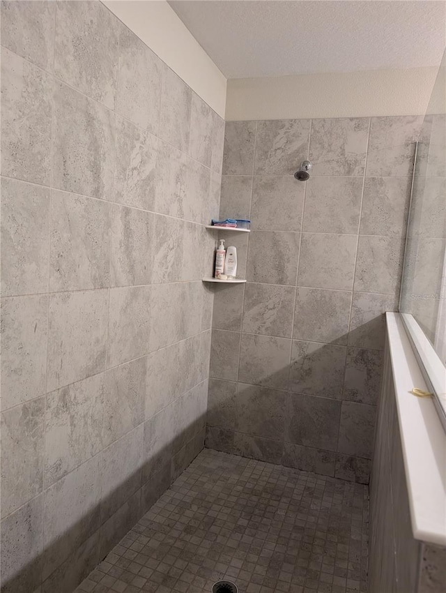 bathroom featuring a tile shower