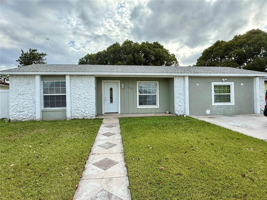 single story home featuring a front yard