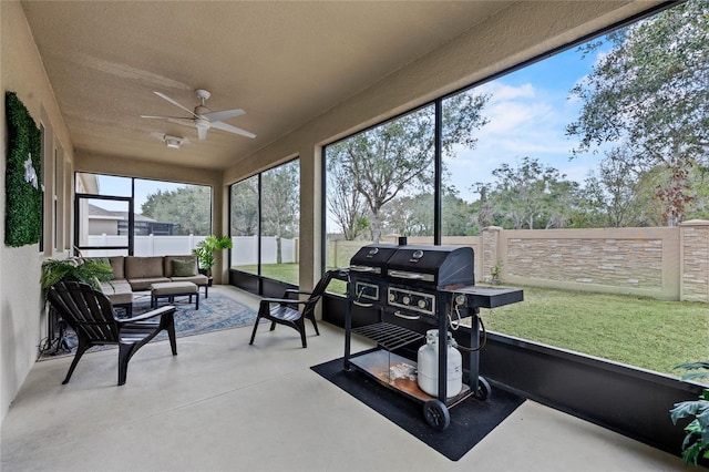 sunroom with ceiling fan