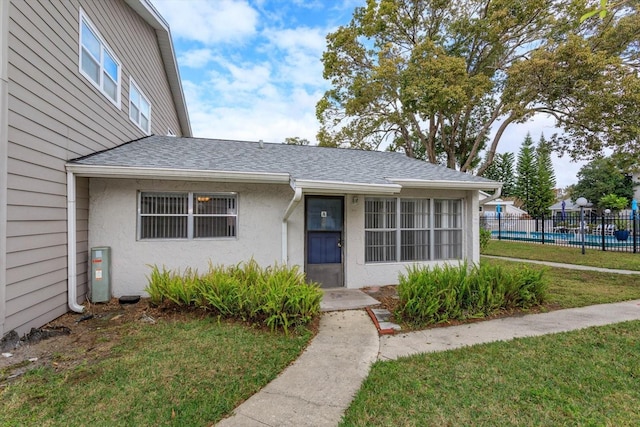 view of front of house featuring a front lawn