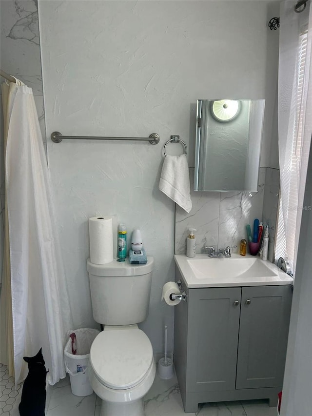 bathroom featuring vanity, curtained shower, toilet, and tasteful backsplash