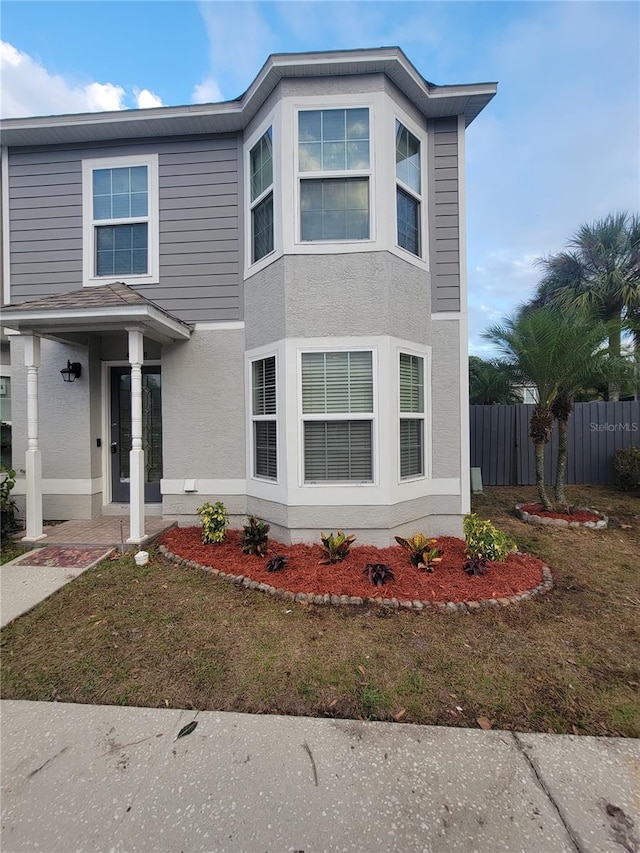 view of front of home featuring a front yard