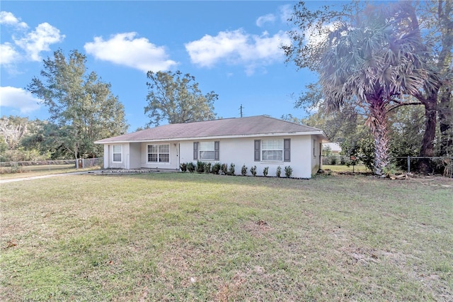 ranch-style home featuring a front lawn