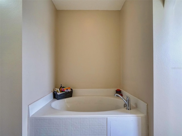 bathroom featuring tiled tub