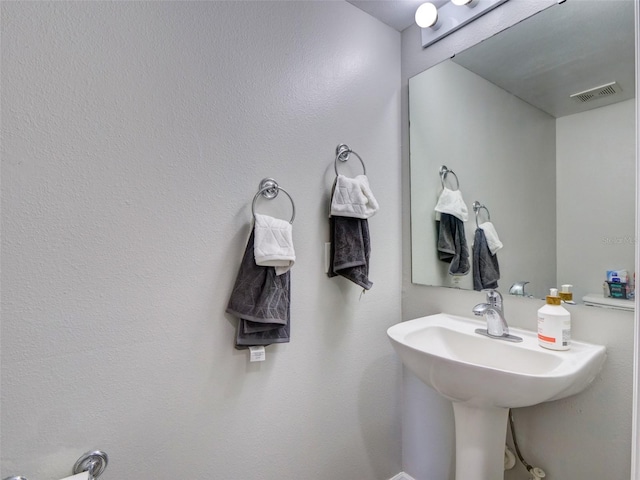 bathroom featuring sink