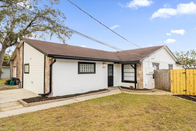 ranch-style home featuring a front lawn