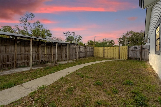 view of yard at dusk