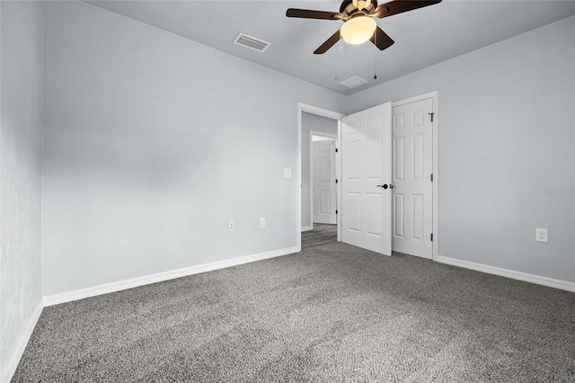 carpeted empty room featuring ceiling fan