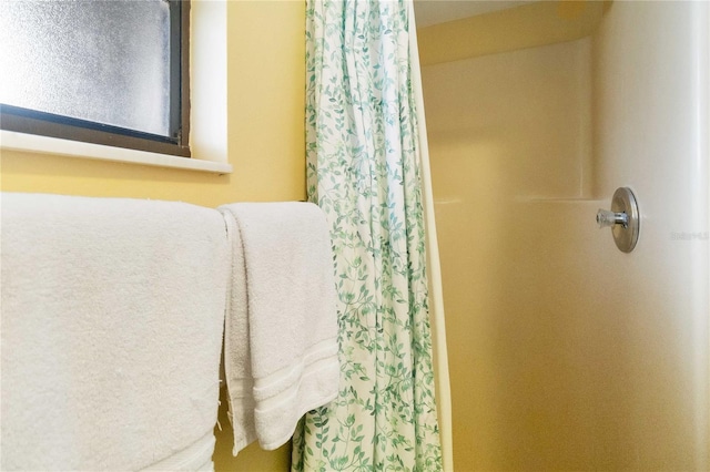 2007 Disney Mgm Studio Ct, Kissimmee, FL 34746 - full bathroom featuring curtained shower