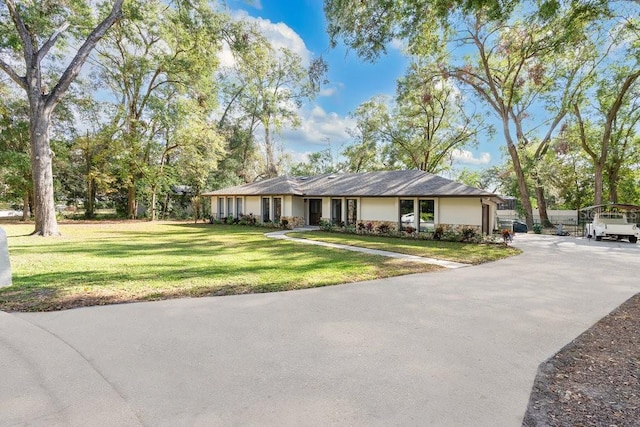 single story home featuring a front yard and driveway