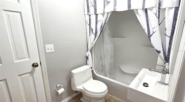 full bath featuring shower / bath combination with curtain, tile patterned flooring, toilet, and baseboards