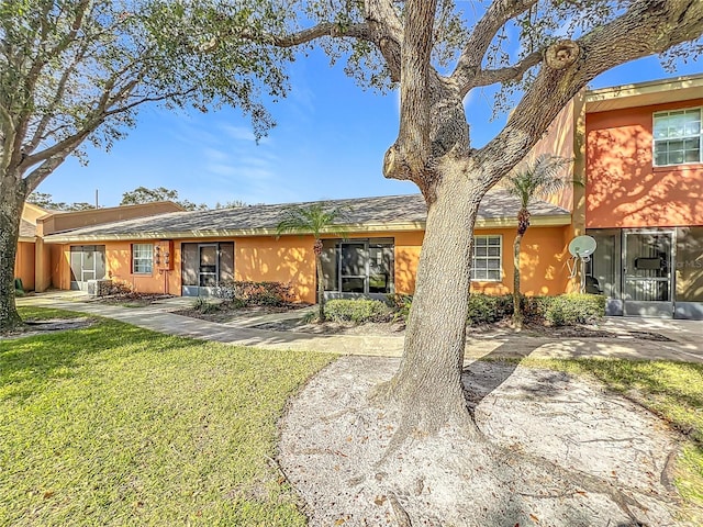 view of front of house featuring a front lawn