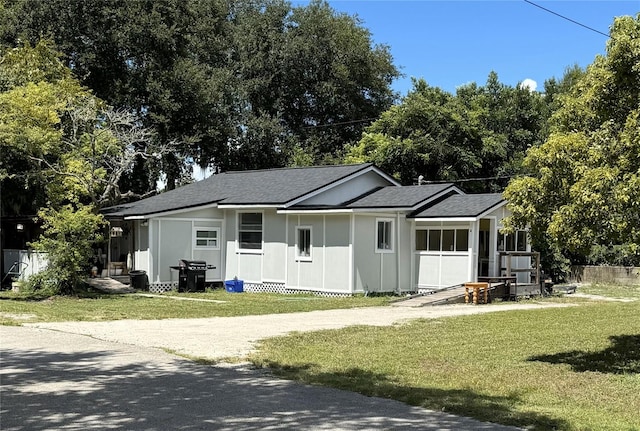 ranch-style house with a front yard