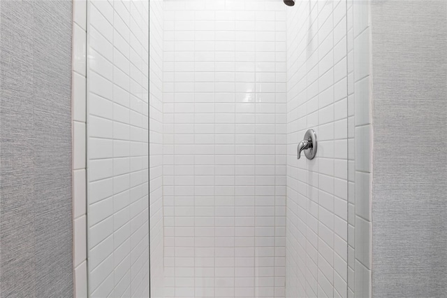 interior details with a tile shower