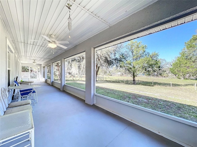 sunroom with ceiling fan