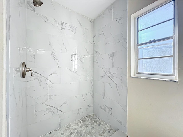 full bath featuring plenty of natural light and a tile shower