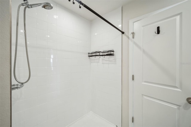 bathroom featuring a tile shower