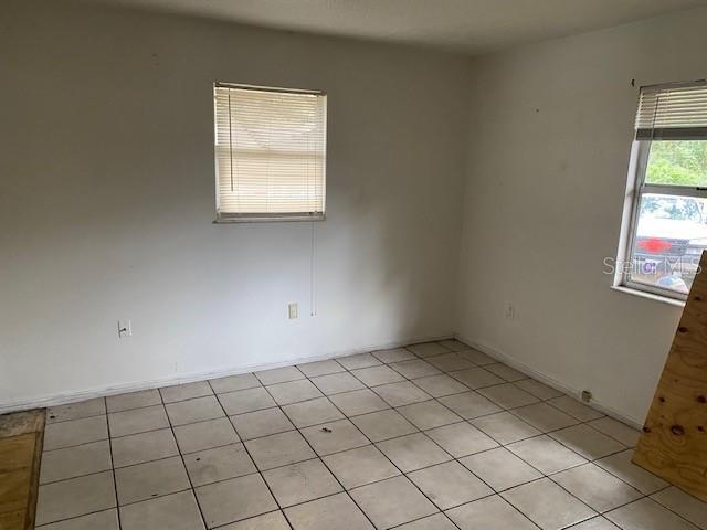 spare room featuring light tile patterned flooring