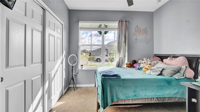 carpeted bedroom featuring ceiling fan