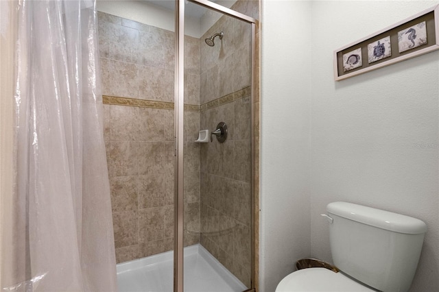 bathroom featuring a shower with curtain and toilet