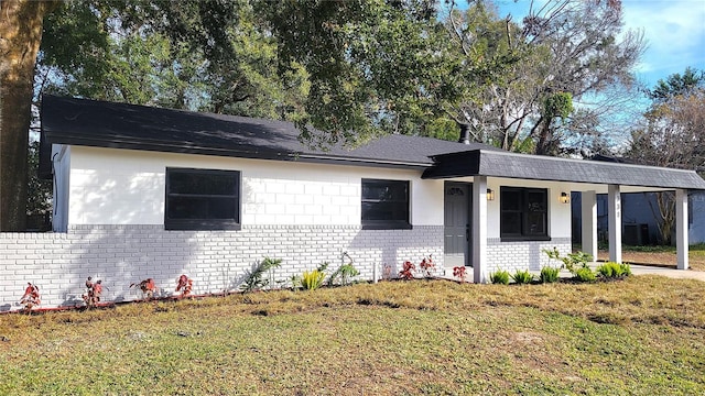 view of front facade with a front lawn