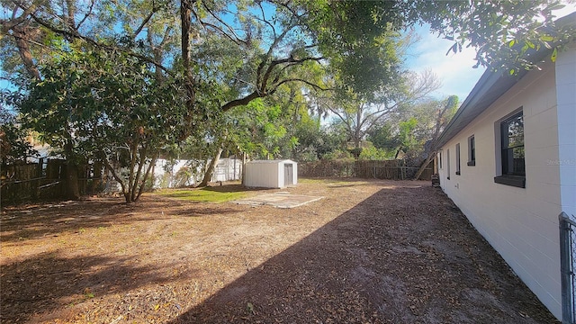 view of yard featuring a storage unit