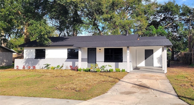 view of front of property featuring a front yard