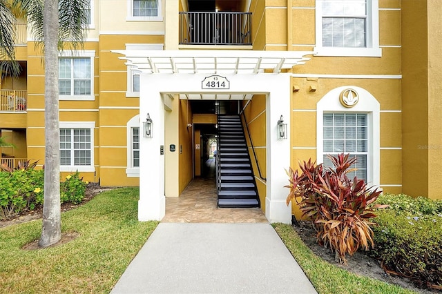 4814 Cayview Ave Unit 40613, Orlando, FL 32819 - entrance to property with stucco siding and a balcony