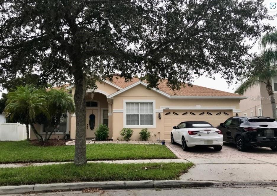 view of front of property featuring a front yard and a garage