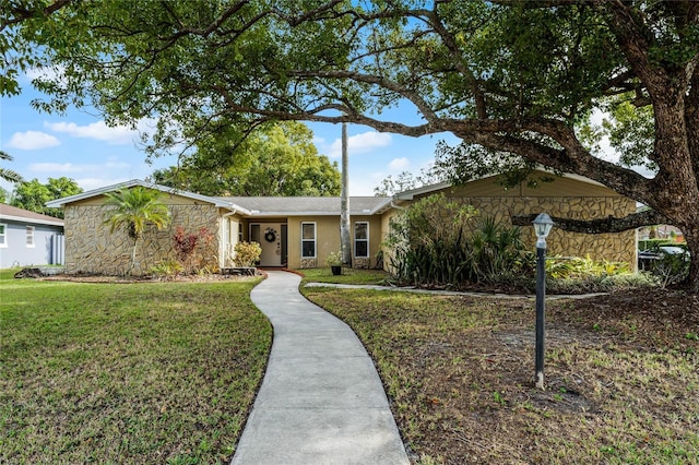 ranch-style house featuring a front yard