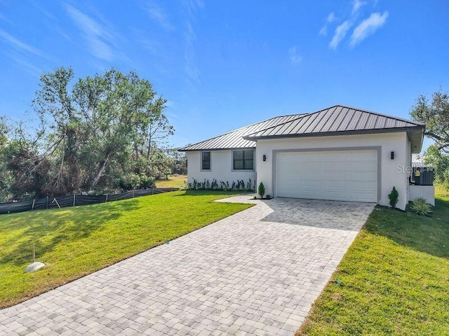 view of front of house featuring a garage and a front yard