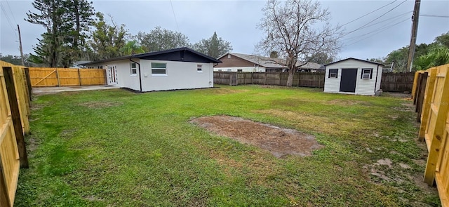 view of yard featuring a shed