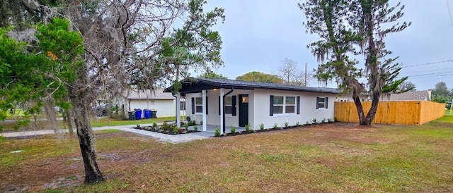 single story home featuring a front lawn